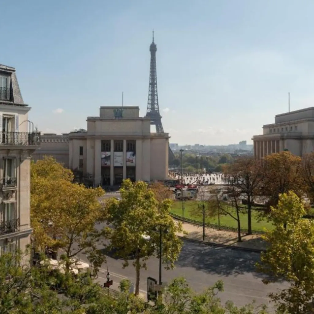 paris hotels with eiffel tower view